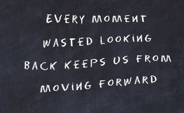 Чорна дошка з рукописною мудрою мотиваційною цитатою — стокове фото