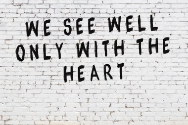 Boyalı siyah motivasyonel alıntı yazıtı ile beyaz tuğla duvar