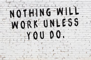 Boyalı siyah motivasyonel alıntı yazıtı ile beyaz tuğla duvar