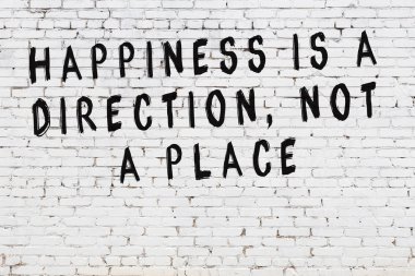 Boyalı siyah motivasyonel alıntı yazıtı ile beyaz tuğla duvar