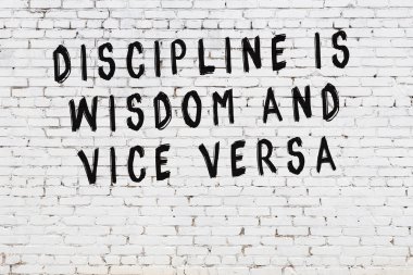 Boyalı siyah motivasyonel alıntı yazıtı ile beyaz tuğla duvar