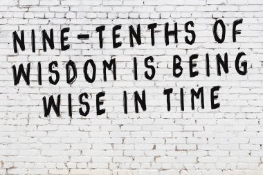 Boyalı siyah motivasyonel alıntı yazıtı ile beyaz tuğla duvar