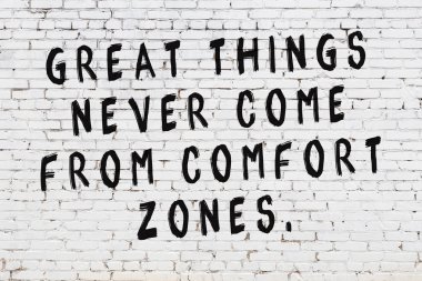 Boyalı siyah motivasyonel alıntı yazıtı ile beyaz tuğla duvar