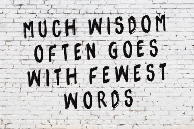 Boyalı siyah motivasyonel alıntı yazıtı ile beyaz tuğla duvar