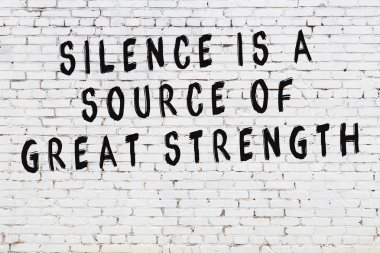 Boyalı siyah motivasyonel alıntı yazıtı ile beyaz tuğla duvar