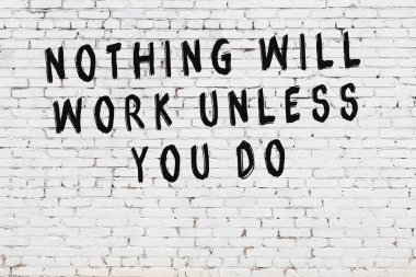 Boyalı siyah motivasyonel alıntı yazıtı ile beyaz tuğla duvar