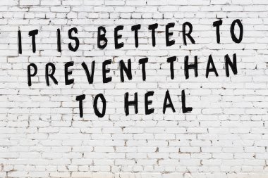 Boyalı siyah motivasyonel alıntı yazıtı ile beyaz tuğla duvar