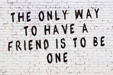 Boyalı siyah motivasyonel alıntı yazıtı ile beyaz tuğla duvar