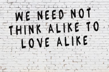 Boyalı siyah motivasyonel alıntı yazıtı ile beyaz tuğla duvar