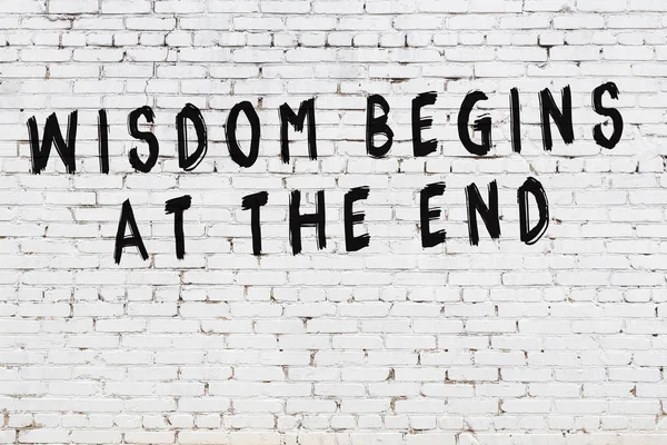 Boyalı siyah motivasyonel alıntı yazıtı ile beyaz tuğla duvar