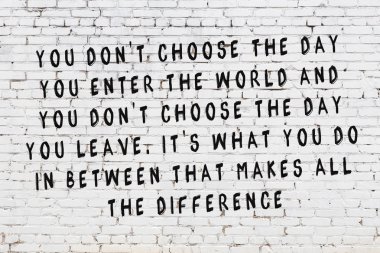 Boyalı siyah motivasyonel alıntı yazıtı ile beyaz tuğla duvar