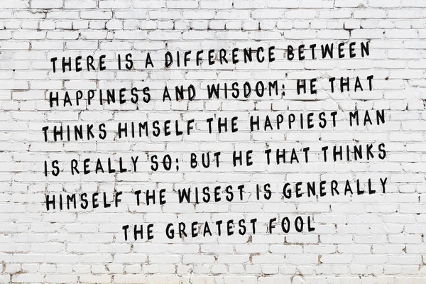 Boyalı siyah motivasyonel alıntı yazıtı ile beyaz tuğla duvar