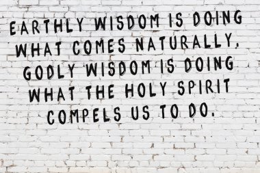 Boyalı siyah motivasyonel alıntı yazıtı ile beyaz tuğla duvar