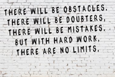 Boyalı siyah motivasyonel alıntı yazıtı ile beyaz tuğla duvar