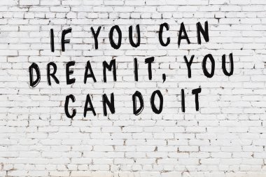 Boyalı siyah motivasyonel alıntı yazıtı ile beyaz tuğla duvar