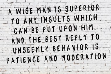 Boyalı siyah motivasyonel alıntı yazıtı ile beyaz tuğla duvar