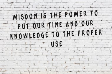 Boyalı siyah motivasyonel alıntı yazıtı ile beyaz tuğla duvar
