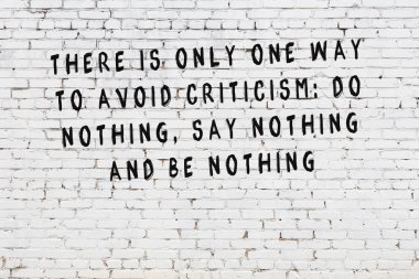 Boyalı siyah motivasyonel alıntı yazıtı ile beyaz tuğla duvar