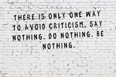 Boyalı siyah motivasyonel alıntı yazıtı ile beyaz tuğla duvar