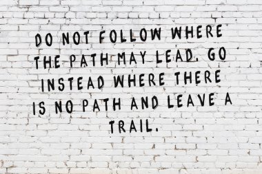 Boyalı siyah motivasyonel alıntı yazıtı ile beyaz tuğla duvar