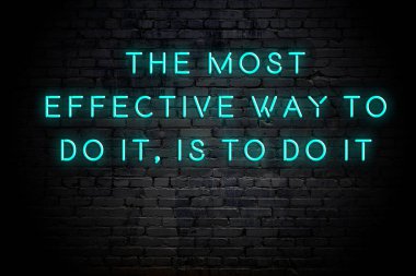 Tuğla duvara karşı olumlu akıllıca motivasyonel alıntı Neon yazıt 