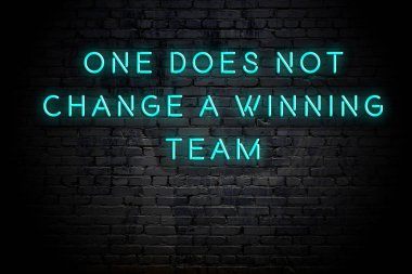 Tuğla duvara karşı olumlu akıllıca motivasyonel alıntı Neon yazıt 
