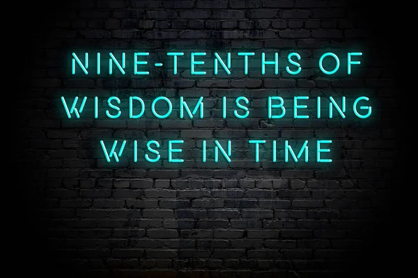Iscrizione al neon di citazione motivazionale saggia positiva contro muro di mattoni — Foto Stock
