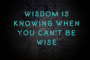 Tuğla duvara karşı olumlu akıllıca motivasyonel alıntı Neon yazıt 