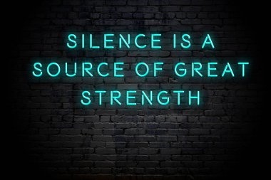 Tuğla duvara karşı olumlu akıllıca motivasyonel alıntı Neon yazıt 