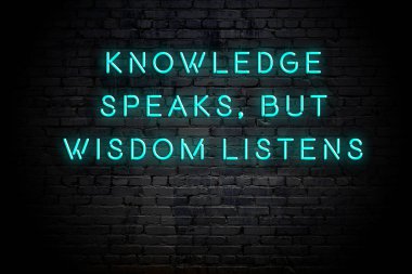 Tuğla duvara karşı olumlu akıllıca motivasyonel alıntı Neon yazıt 
