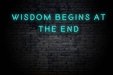 Tuğla duvara karşı olumlu akıllıca motivasyonel alıntı Neon yazıt 