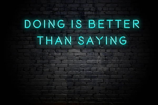 Tuğla duvara karşı olumlu akıllıca motivasyonel alıntı Neon yazıt 