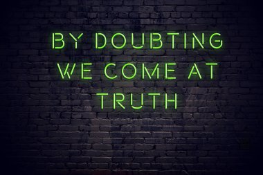 Tuğla duvara karşı pozitif bilge alıntı Neon yazıt 