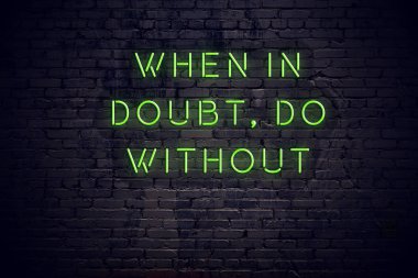 Tuğla duvara karşı pozitif bilge alıntı Neon yazıt 