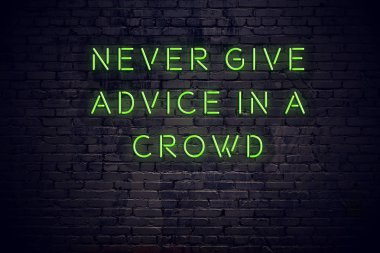 Tuğla duvara karşı pozitif bilge alıntı Neon yazıt 