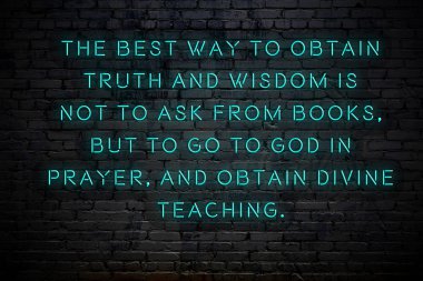 Tuğla duvara karşı olumlu akıllıca motivasyonel alıntı Neon yazıt 