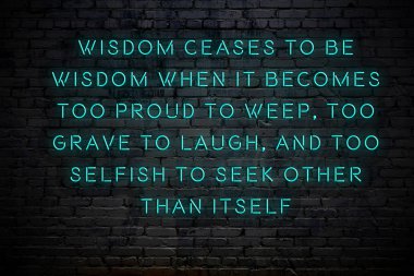 Tuğla duvara karşı olumlu akıllıca motivasyonel alıntı Neon yazıt 