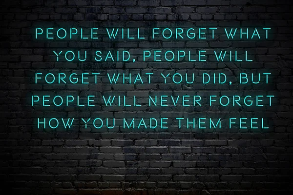 Неоновая надпись позитивной мотивационной цитаты против кирпичной стены — стоковое фото
