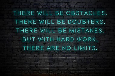 Tuğla duvara karşı olumlu akıllıca motivasyonel alıntı Neon yazıt 