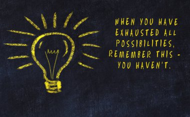 Sanat ve yaratıcılık hakkında ampul ve yazıt tebeşir çizimi