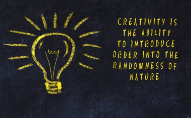 Sanat ve yaratıcılık hakkında ampul ve yazıt tebeşir çizimi