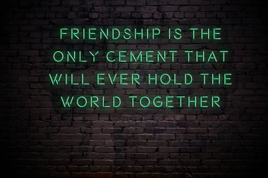 Karanlıkta tuğla duvarda bilge alıntı ile Neon işareti