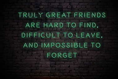 Karanlıkta tuğla duvarda bilge alıntı ile Neon işareti