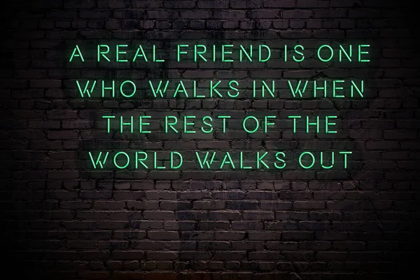 Karanlıkta tuğla duvarda bilge alıntı ile Neon işareti