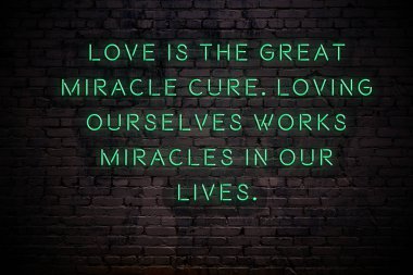 Karanlıkta tuğla duvarda bilge alıntı ile Neon işareti