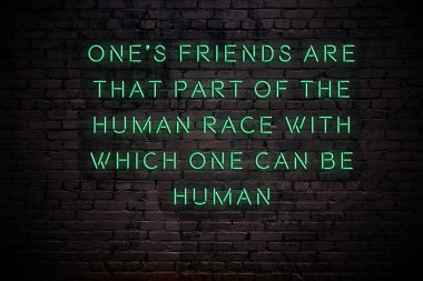 Karanlıkta tuğla duvarda bilge alıntı ile Neon işareti