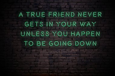 Karanlıkta tuğla duvarda bilge alıntı ile Neon işareti