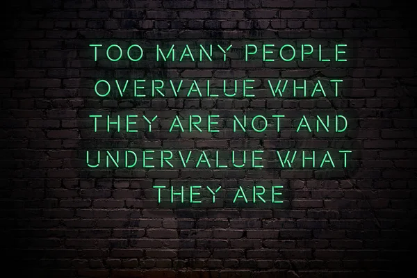 Неоновий знак з мудрою цитатою на цегляній стіні в темряві — стокове фото