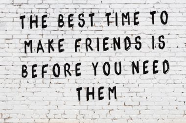 Beyaz tuğla duvar arkaplanına siyah düşünceli bir yazı.