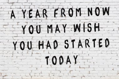 Beyaz tuğla duvar arkaplanına siyah düşünceli bir yazı.